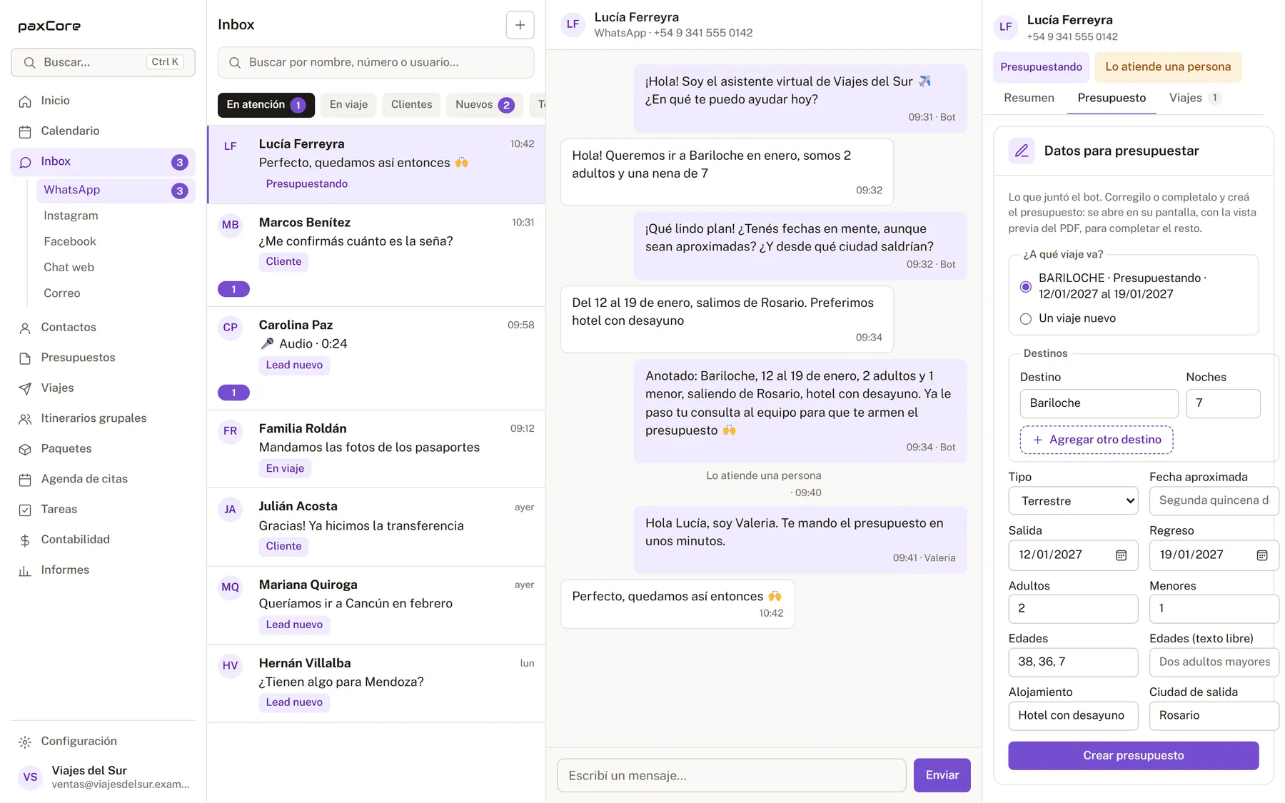 Bandeja de WhatsApp de paxCore con un chat atendido por el bot y los datos del viaje en el panel del cliente